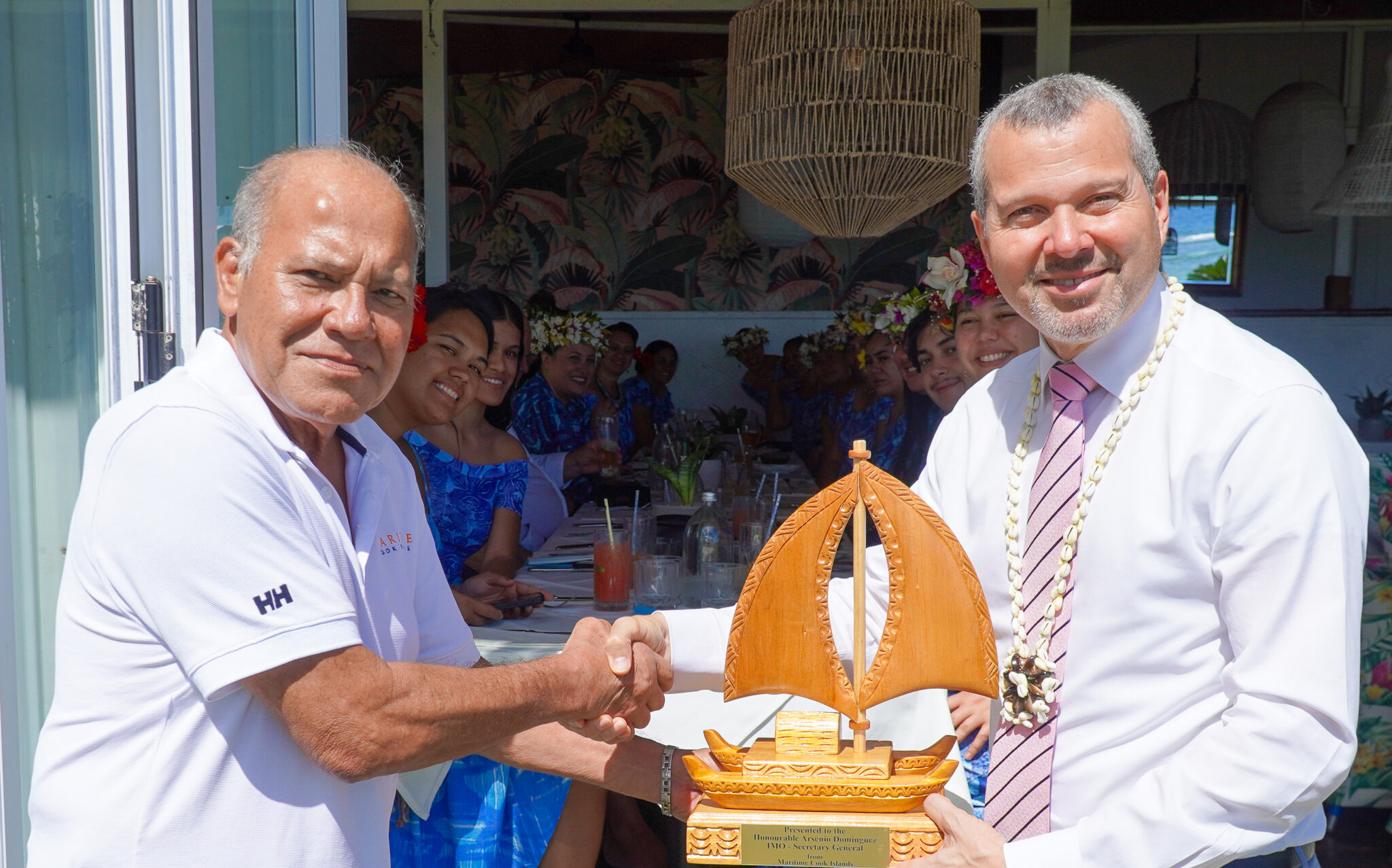 Gift presentation to IMO Sec Gen